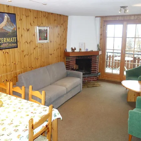 Alluring In Les Daire